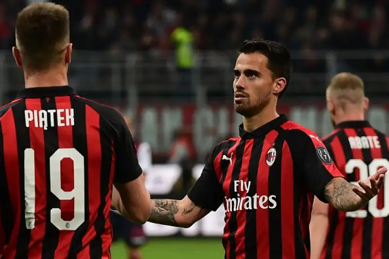 Il Milan barcolla, ma non molla. Ed è ancora in corsa per la Champions League. Il folle posticipo della 35a giornata tra i rossoneri e il Bologna è vinto per 2-1 dalla squadra di Gattuso