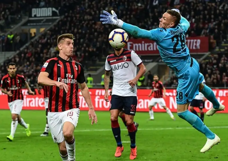 Il Milan barcolla, ma non molla. Ed è ancora in corsa per la Champions League. Il folle posticipo della 35a giornata tra i rossoneri e il Bologna è vinto per 2-1 dalla squadra di Gattuso