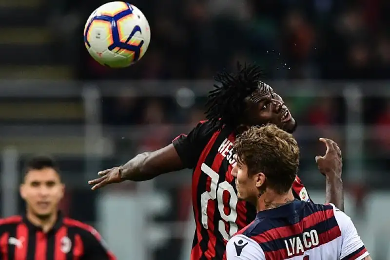 Il Milan barcolla, ma non molla. Ed è ancora in corsa per la Champions League. Il folle posticipo della 35a giornata tra i rossoneri e il Bologna è vinto per 2-1 dalla squadra di Gattuso