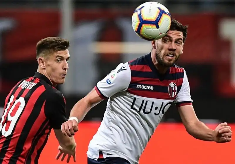 Il Milan barcolla, ma non molla. Ed è ancora in corsa per la Champions League. Il folle posticipo della 35a giornata tra i rossoneri e il Bologna è vinto per 2-1 dalla squadra di Gattuso