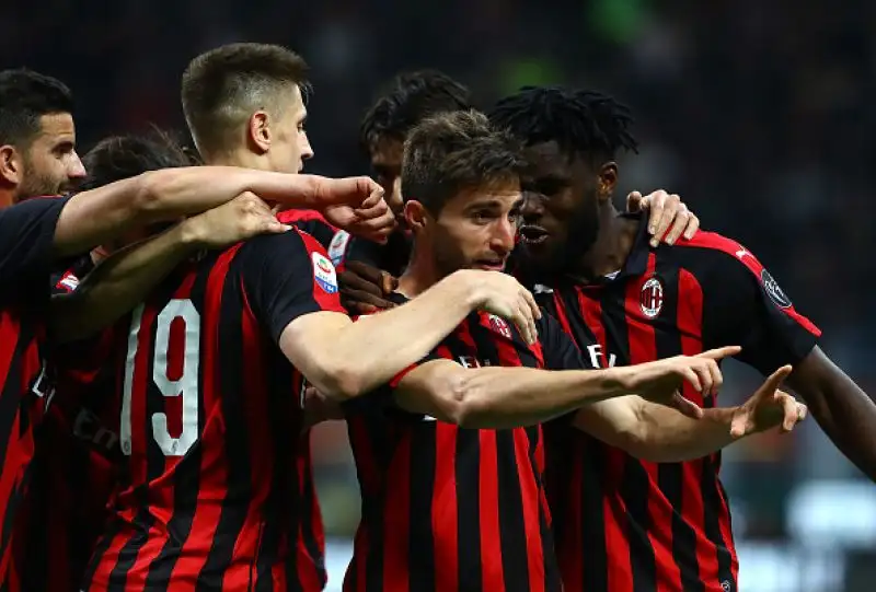 Il Milan barcolla, ma non molla. Ed è ancora in corsa per la Champions League. Il folle posticipo della 35a giornata tra i rossoneri e il Bologna è vinto per 2-1 dalla squadra di Gattuso