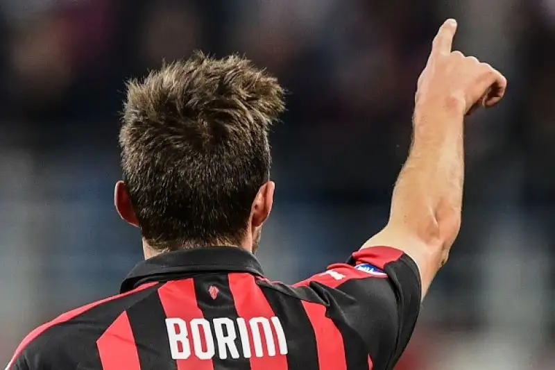 Il Milan barcolla, ma non molla. Ed è ancora in corsa per la Champions League. Il folle posticipo della 35a giornata tra i rossoneri e il Bologna è vinto per 2-1 dalla squadra di Gattuso