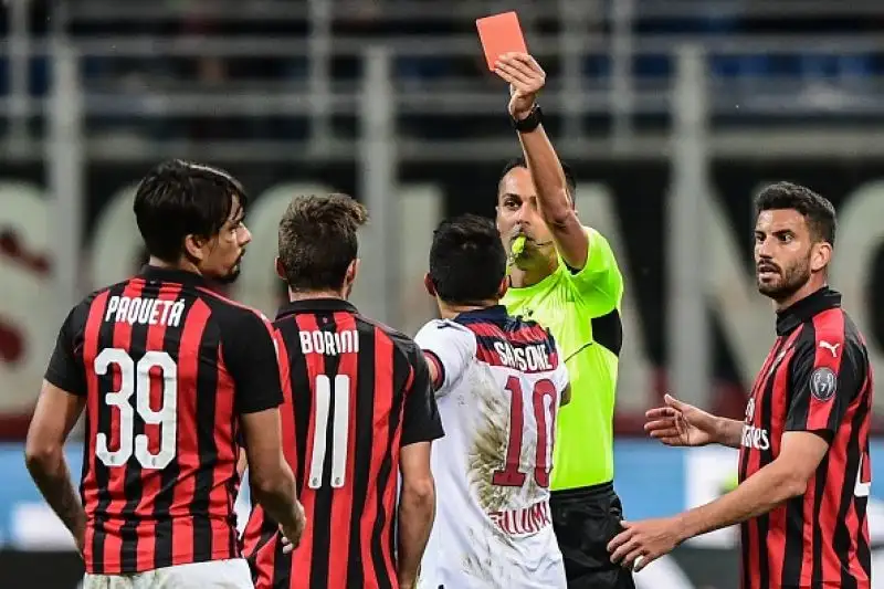 Il Milan barcolla, ma non molla. Ed è ancora in corsa per la Champions League. Il folle posticipo della 35a giornata tra i rossoneri e il Bologna è vinto per 2-1 dalla squadra di Gattuso