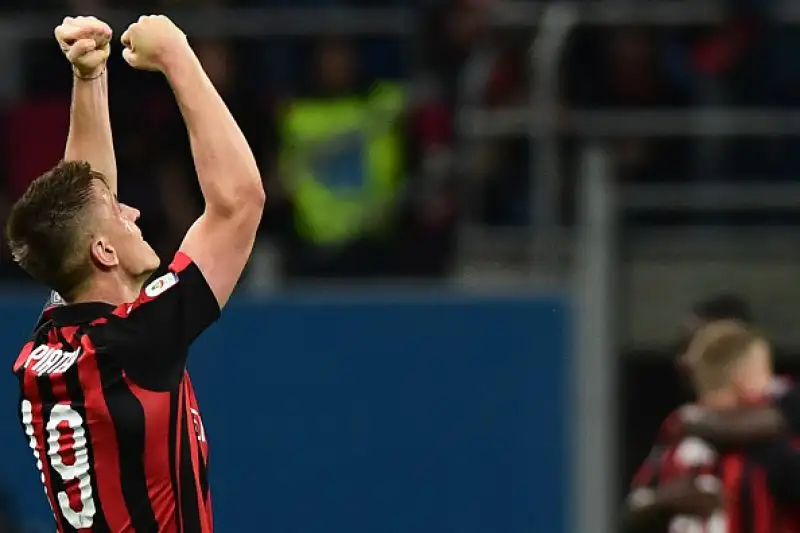 Il Milan barcolla, ma non molla. Ed è ancora in corsa per la Champions League. Il folle posticipo della 35a giornata tra i rossoneri e il Bologna è vinto per 2-1 dalla squadra di Gattuso