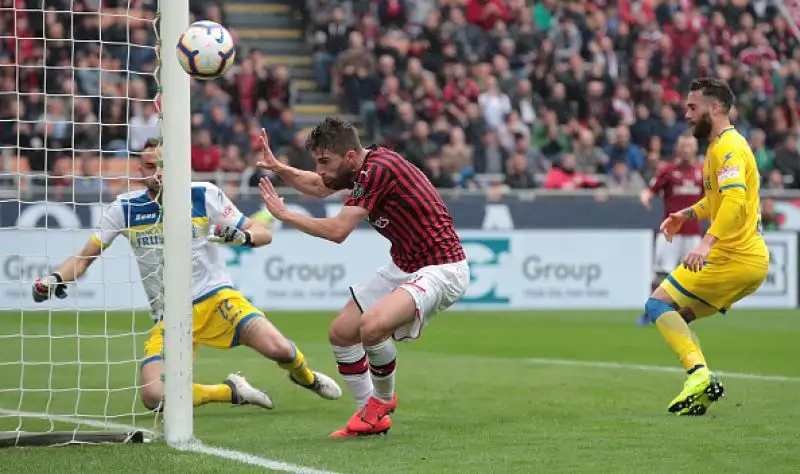 Il Milan rispetta il pronostico nell’ultima partita casalinga della stagione e resta in corsa per un posto nella prossima Champions League fino all’ultima giornata.