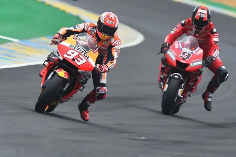 Marc Marquez domina e vince il Gran Premio di Francia. A Le Mans il centauro della Honda conferma la sua superiorità aggiudicandosi la gara in solitaria: sul podio le Ducati di Dovizioso e Petrucci.