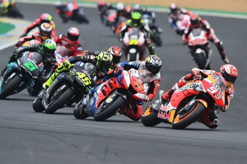 Marc Marquez domina e vince il Gran Premio di Francia. A Le Mans il centauro della Honda conferma la sua superiorità aggiudicandosi la gara in solitaria: sul podio le Ducati di Dovizioso e Petrucci.