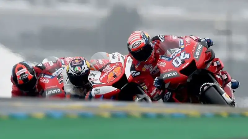 Marc Marquez domina e vince il Gran Premio di Francia. A Le Mans il centauro della Honda conferma la sua superiorità aggiudicandosi la gara in solitaria: sul podio le Ducati di Dovizioso e Petrucci.