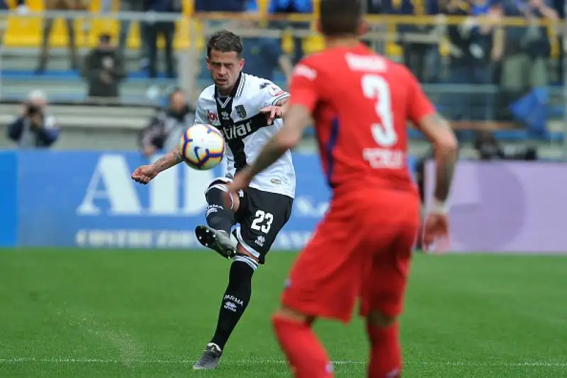 La Fiorentina incappa nella quinta sconfitta consecutiva a Parma e ora trema: nell'ultimo match se la vedrà contro il Genoa, un vero e proprio spareggio per la salvezza. 
