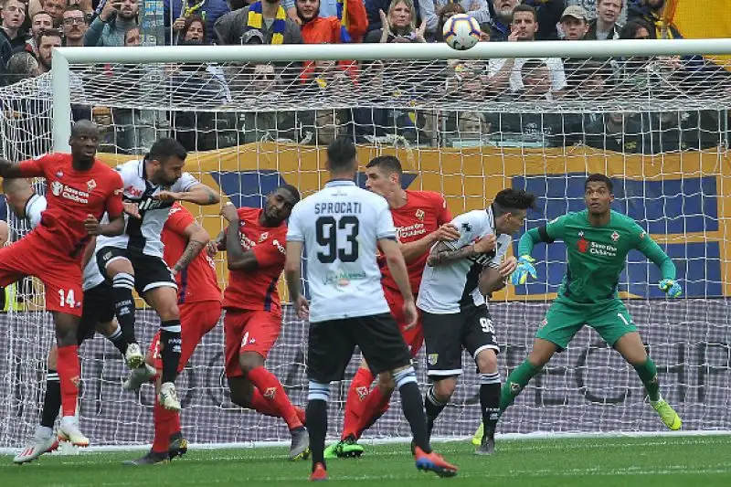 La Fiorentina incappa nella quinta sconfitta consecutiva a Parma e ora trema: nell'ultimo match se la vedrà contro il Genoa, un vero e proprio spareggio per la salvezza. 