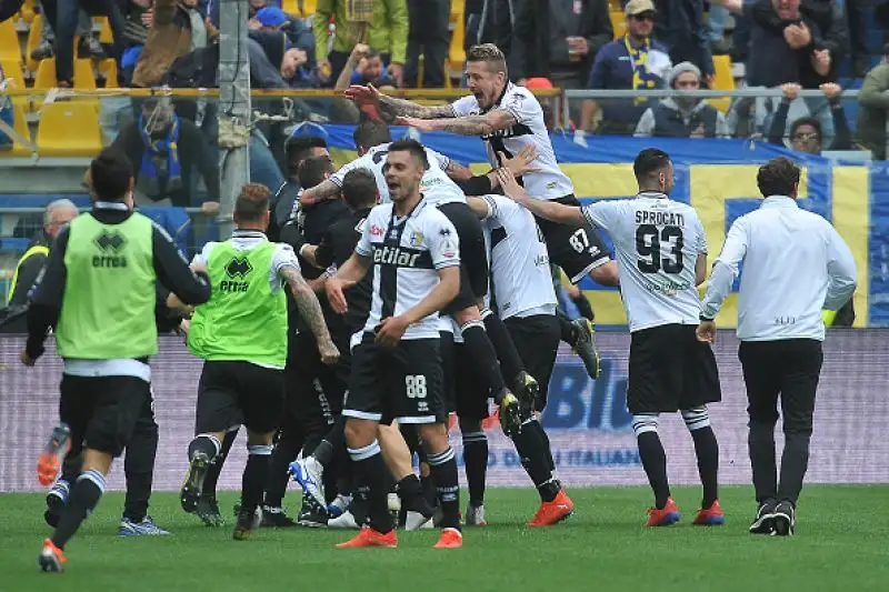 La Fiorentina incappa nella quinta sconfitta consecutiva a Parma e ora trema: nell'ultimo match se la vedrà contro il Genoa, un vero e proprio spareggio per la salvezza. 