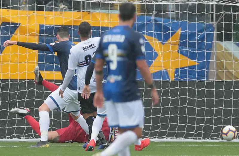 Parma blucerchiato, Sampdoria crociata: questa l'iniziativa con cui i due club hanno celebrato il gemellaggio che dura ormai da anni. La partita del Tardini è poi finita 3-3.