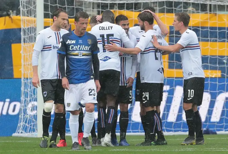Parma blucerchiato, Sampdoria crociata: questa l'iniziativa con cui i due club hanno celebrato il gemellaggio che dura ormai da anni. La partita del Tardini è poi finita 3-3.
