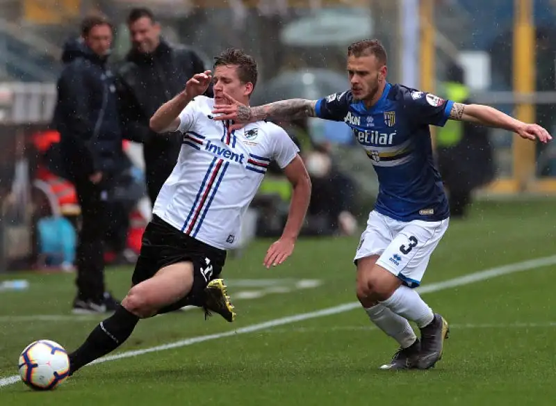 Parma blucerchiato, Sampdoria crociata: questa l'iniziativa con cui i due club hanno celebrato il gemellaggio che dura ormai da anni. La partita del Tardini è poi finita 3-3.