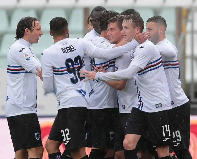 Parma blucerchiato, Sampdoria crociata: questa l'iniziativa con cui i due club hanno celebrato il gemellaggio che dura ormai da anni. La partita del Tardini è poi finita 3-3.