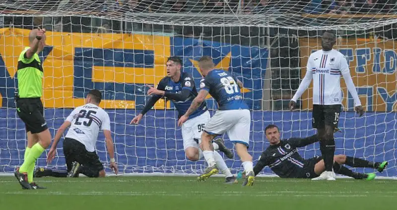 Parma blucerchiato, Sampdoria crociata: questa l'iniziativa con cui i due club hanno celebrato il gemellaggio che dura ormai da anni. La partita del Tardini è poi finita 3-3.