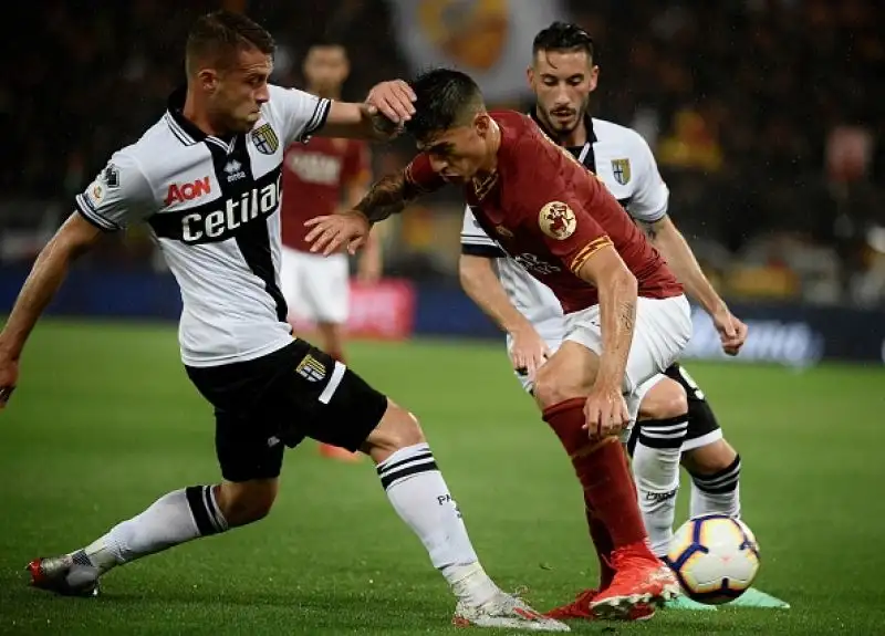 Commozione a Roma per l'ultima partita di Daniele De Rossi, la vittoria è arrivata grazie ai gol di Pellegrini e Perotti. Per gli emiliano il classico gol dell'ex di Gervinho.