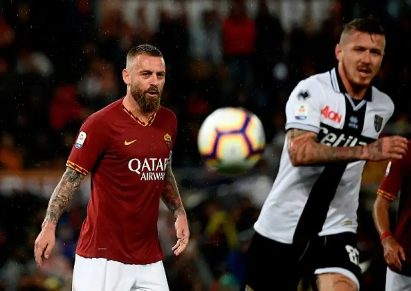Commozione a Roma per l'ultima partita di Daniele De Rossi, la vittoria è arrivata grazie ai gol di Pellegrini e Perotti. Per gli emiliano il classico gol dell'ex di Gervinho.