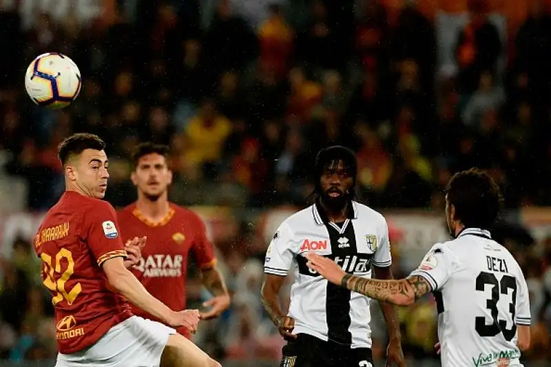 Commozione a Roma per l'ultima partita di Daniele De Rossi, la vittoria è arrivata grazie ai gol di Pellegrini e Perotti. Per gli emiliano il classico gol dell'ex di Gervinho.
