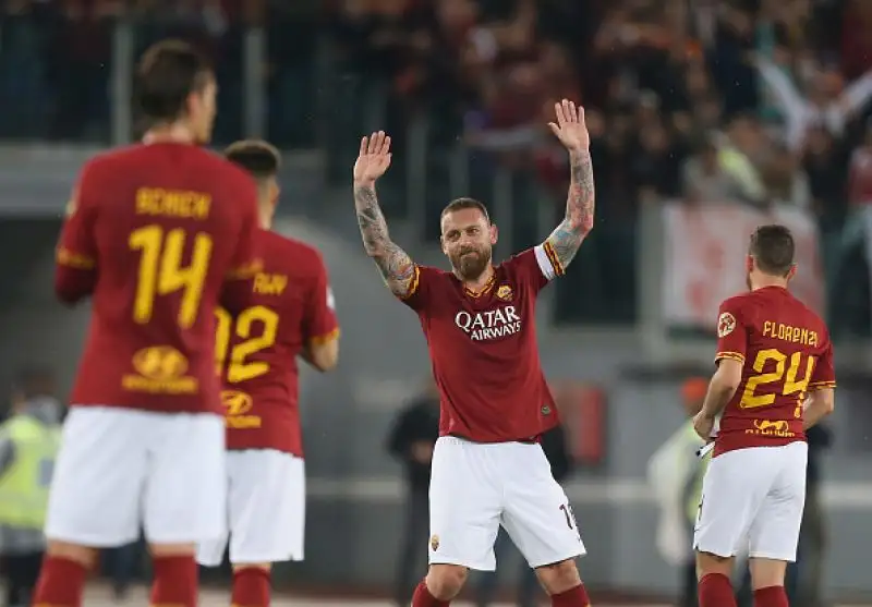 Commozione a Roma per l'ultima partita di Daniele De Rossi, la vittoria è arrivata grazie ai gol di Pellegrini e Perotti. Per gli emiliano il classico gol dell'ex di Gervinho.