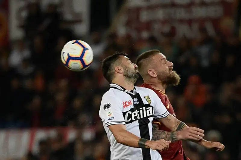 Commozione a Roma per l'ultima partita di Daniele De Rossi, la vittoria è arrivata grazie ai gol di Pellegrini e Perotti. Per gli emiliano il classico gol dell'ex di Gervinho.