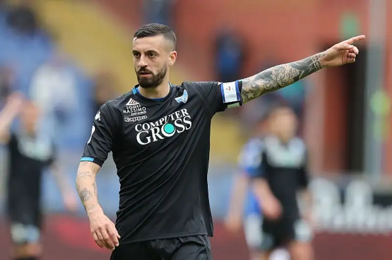 Farias e Di Lorenzo in gol per gli ospiti, il solito Quagliarella a segno al novantesimo per i blucerchiati.