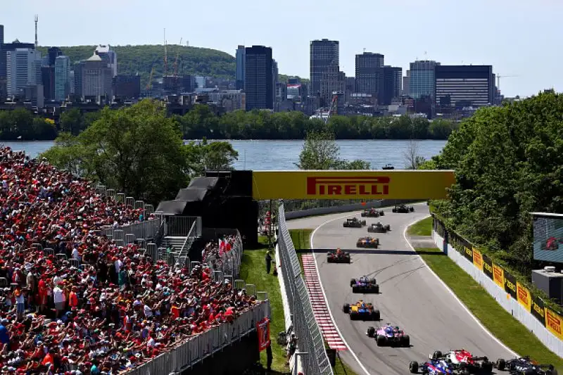 Vettel, braccato da Hamilton, è andato lungo nell’affrontare una chicane . Quando è rientrato è riuscito a restare davanti all’inglese, ma lo ha chiuso, manovra giudicata scorretta dai giurati.