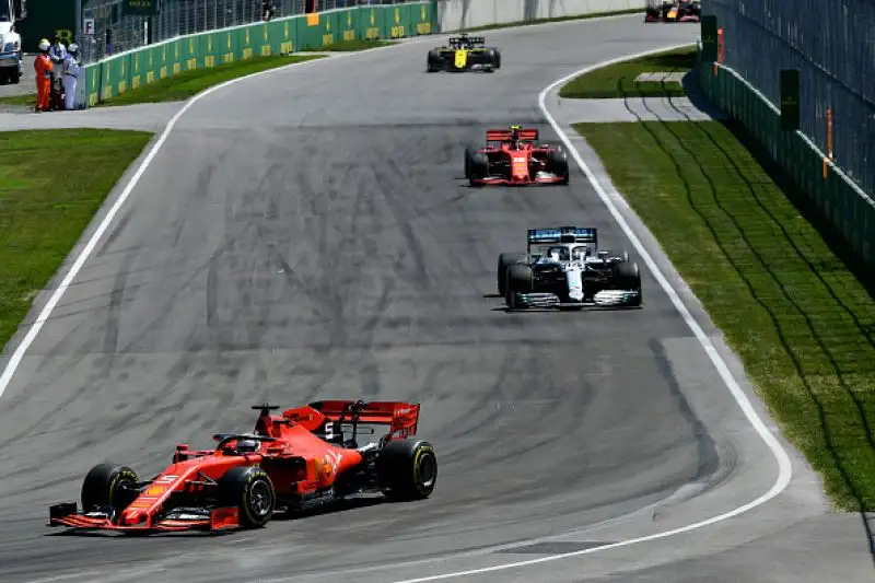 Vettel, braccato da Hamilton, è andato lungo nell’affrontare una chicane . Quando è rientrato è riuscito a restare davanti all’inglese, ma lo ha chiuso, manovra giudicata scorretta dai giurati.