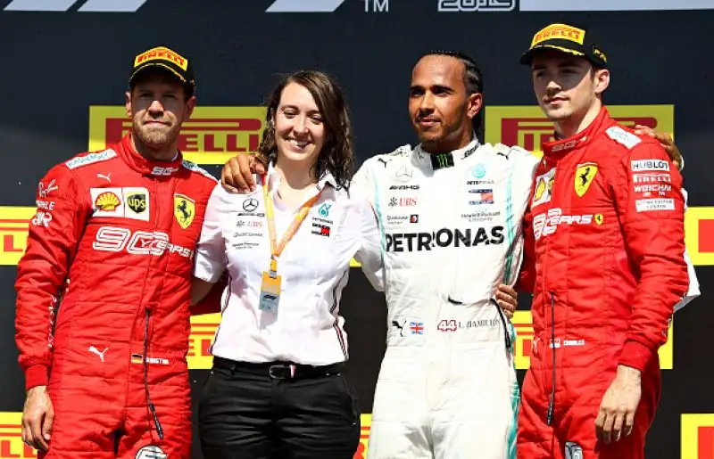 Vettel, braccato da Hamilton, è andato lungo nell’affrontare una chicane . Quando è rientrato è riuscito a restare davanti all’inglese, ma lo ha chiuso, manovra giudicata scorretta dai giurati.