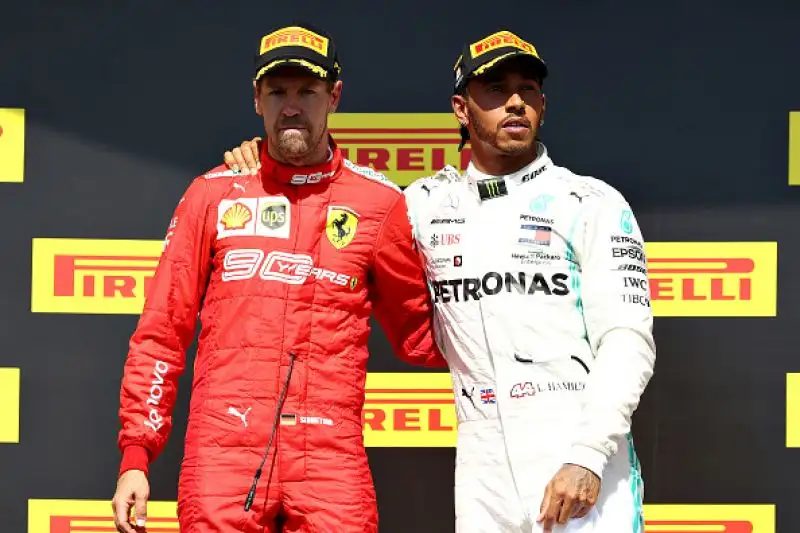 Vettel, braccato da Hamilton, è andato lungo nell’affrontare una chicane . Quando è rientrato è riuscito a restare davanti all’inglese, ma lo ha chiuso, manovra giudicata scorretta dai giurati.