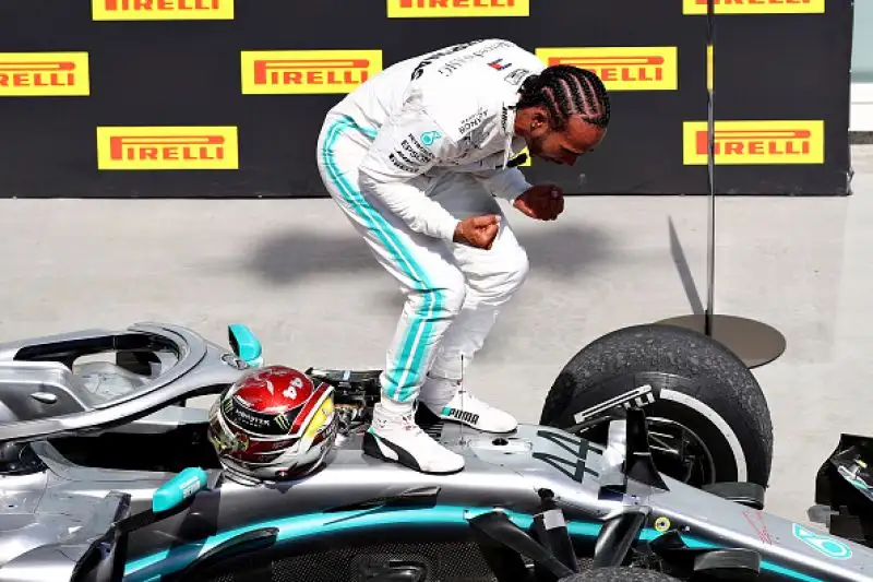 Vettel, braccato da Hamilton, è andato lungo nell’affrontare una chicane . Quando è rientrato è riuscito a restare davanti all’inglese, ma lo ha chiuso, manovra giudicata scorretta dai giurati.