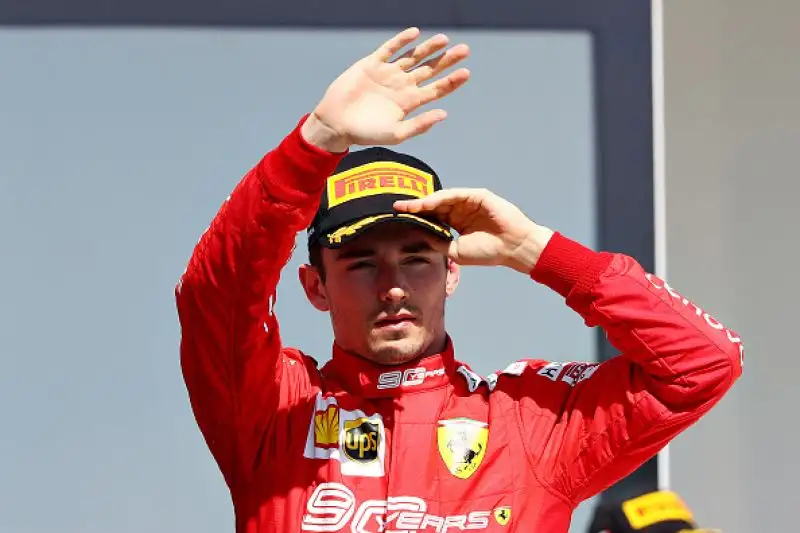 Vettel, braccato da Hamilton, è andato lungo nell’affrontare una chicane . Quando è rientrato è riuscito a restare davanti all’inglese, ma lo ha chiuso, manovra giudicata scorretta dai giurati.