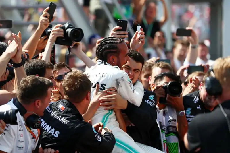 Vettel, braccato da Hamilton, è andato lungo nell’affrontare una chicane . Quando è rientrato è riuscito a restare davanti all’inglese, ma lo ha chiuso, manovra giudicata scorretta dai giurati.