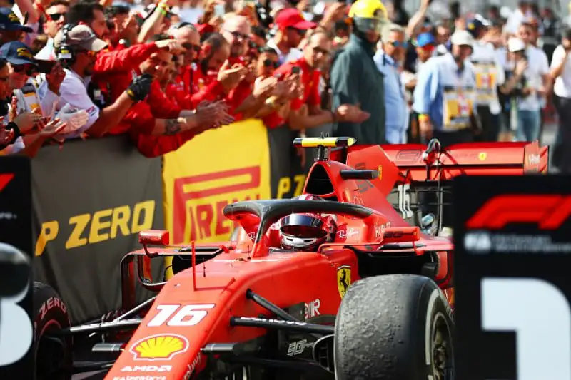 Vettel, braccato da Hamilton, è andato lungo nell’affrontare una chicane . Quando è rientrato è riuscito a restare davanti all’inglese, ma lo ha chiuso, manovra giudicata scorretta dai giurati.