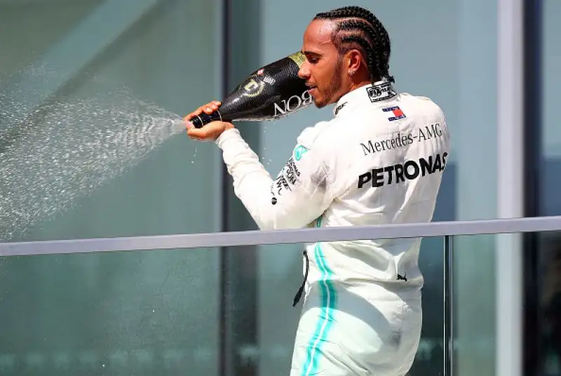 Vettel, braccato da Hamilton, è andato lungo nell’affrontare una chicane . Quando è rientrato è riuscito a restare davanti all’inglese, ma lo ha chiuso, manovra giudicata scorretta dai giurati.
