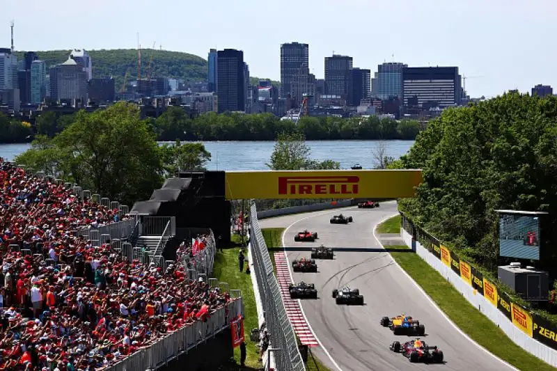 Vettel, braccato da Hamilton, è andato lungo nell’affrontare una chicane . Quando è rientrato è riuscito a restare davanti all’inglese, ma lo ha chiuso, manovra giudicata scorretta dai giurati.