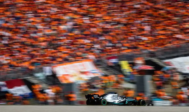 Max Verstappen ha vinto il Gran Premio d'Austria, finito tra le polemiche. Il pilota della Red Bull ha conquistato la prima vittoria stagionale al termine di una grande rimonta