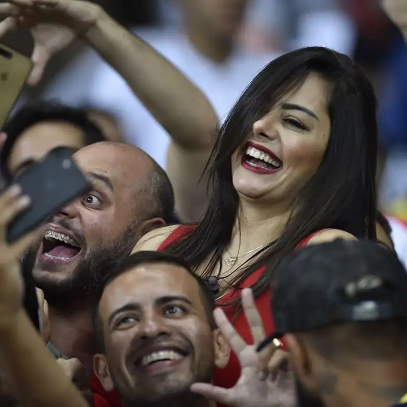 Copa America spettacolare anche sugli spalti: c'è anche la bella showgirl paraguaiana.