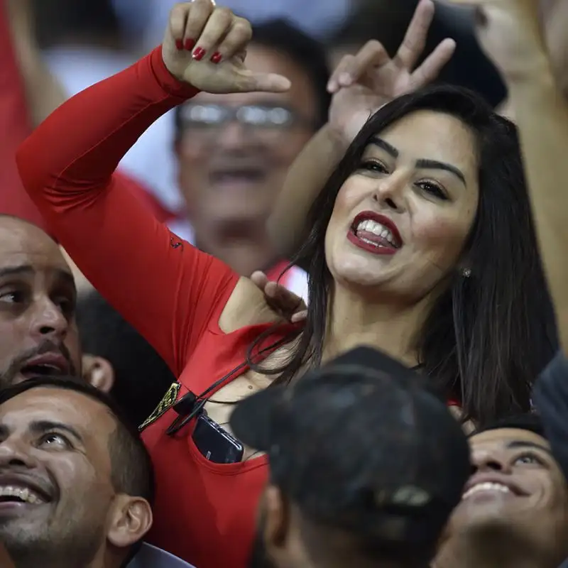 Copa America spettacolare anche sugli spalti: c'è anche la bella showgirl paraguaiana.