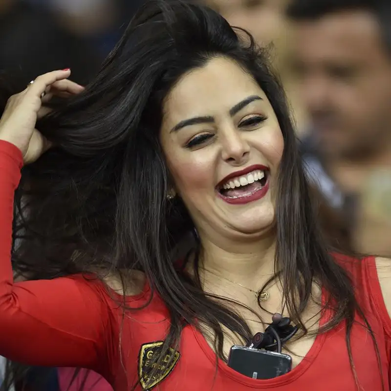 Copa America spettacolare anche sugli spalti: c'è anche la bella showgirl paraguaiana.