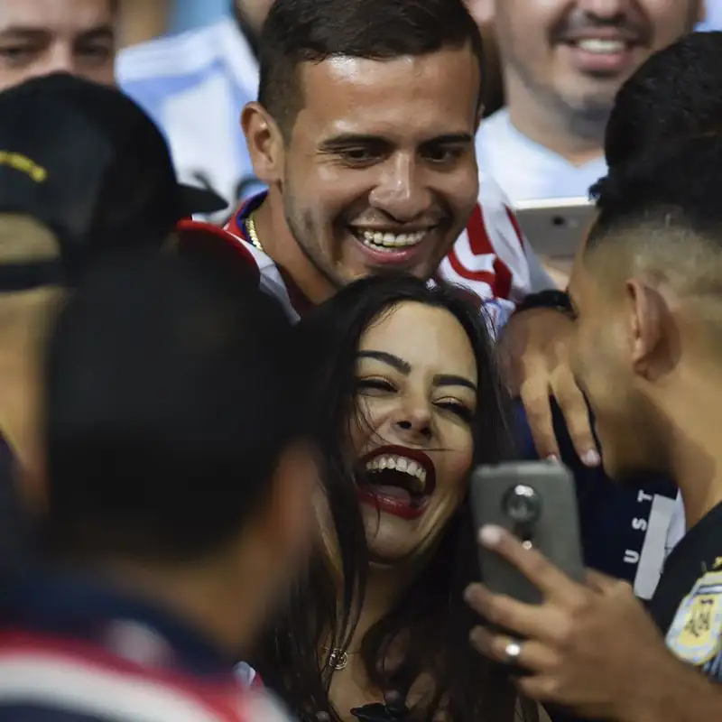 Copa America spettacolare anche sugli spalti: c'è anche la bella showgirl paraguaiana.