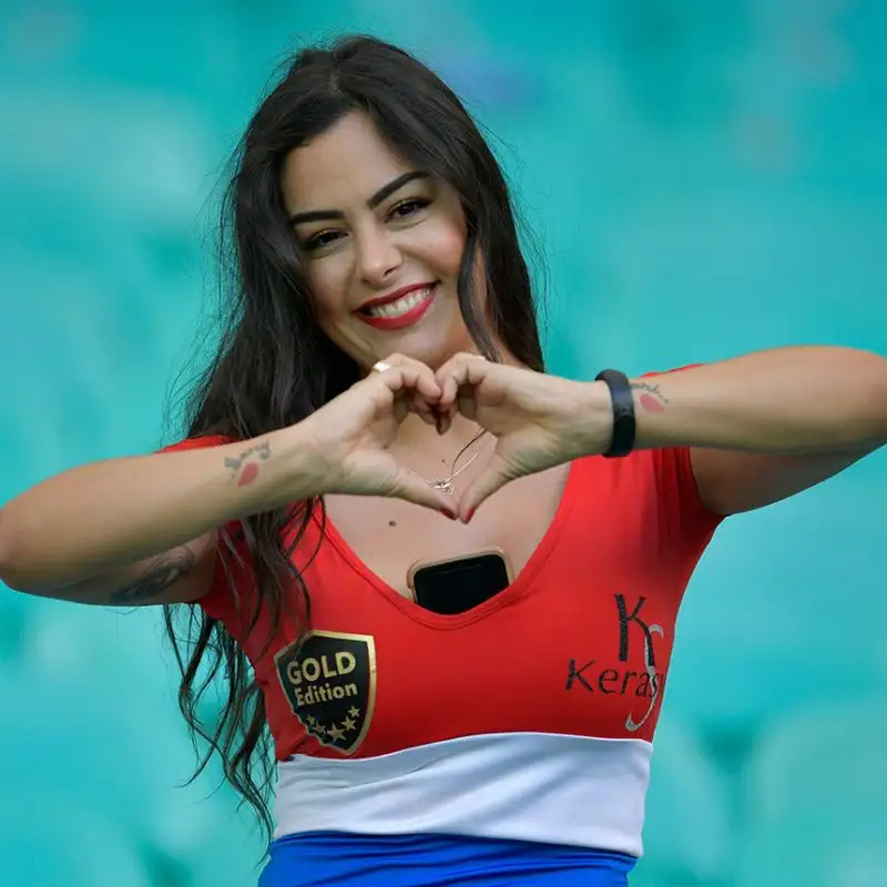 Copa America spettacolare anche sugli spalti: c'è anche la bella showgirl paraguaiana.