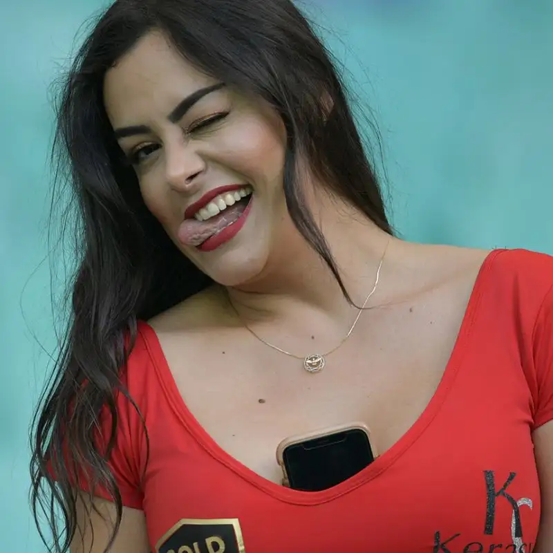 Copa America spettacolare anche sugli spalti: c'è anche la bella showgirl paraguaiana.