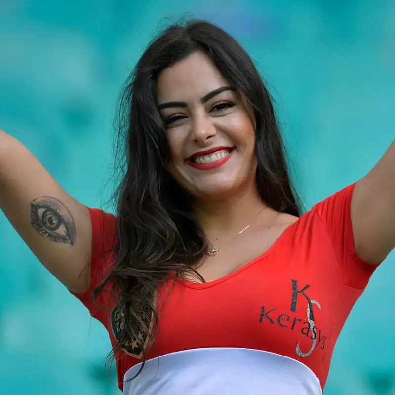 Copa America spettacolare anche sugli spalti: c'è anche la bella showgirl paraguaiana.