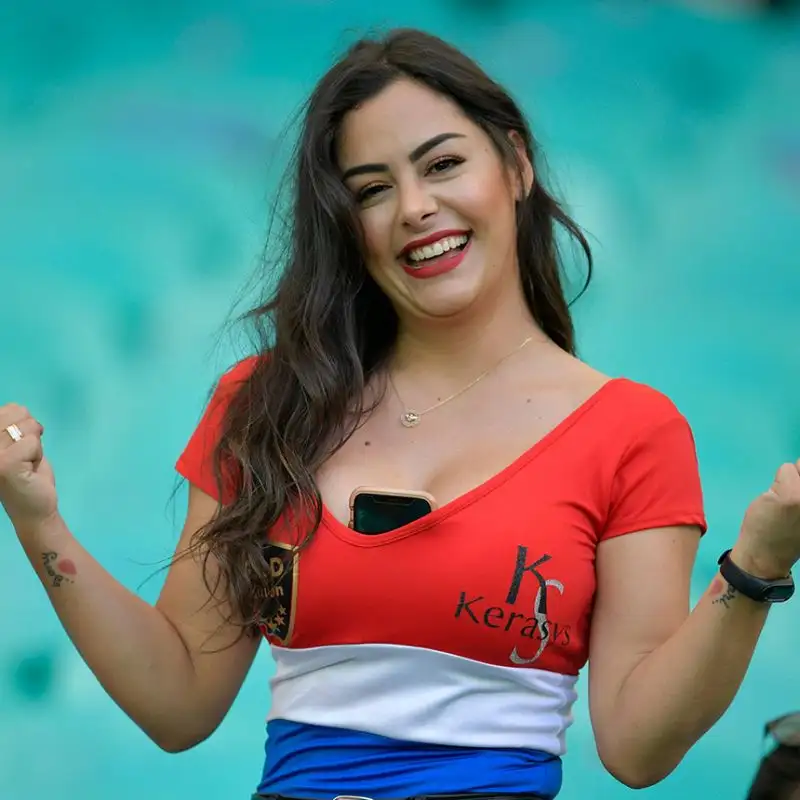 Copa America spettacolare anche sugli spalti: c'è anche la bella showgirl paraguaiana.
