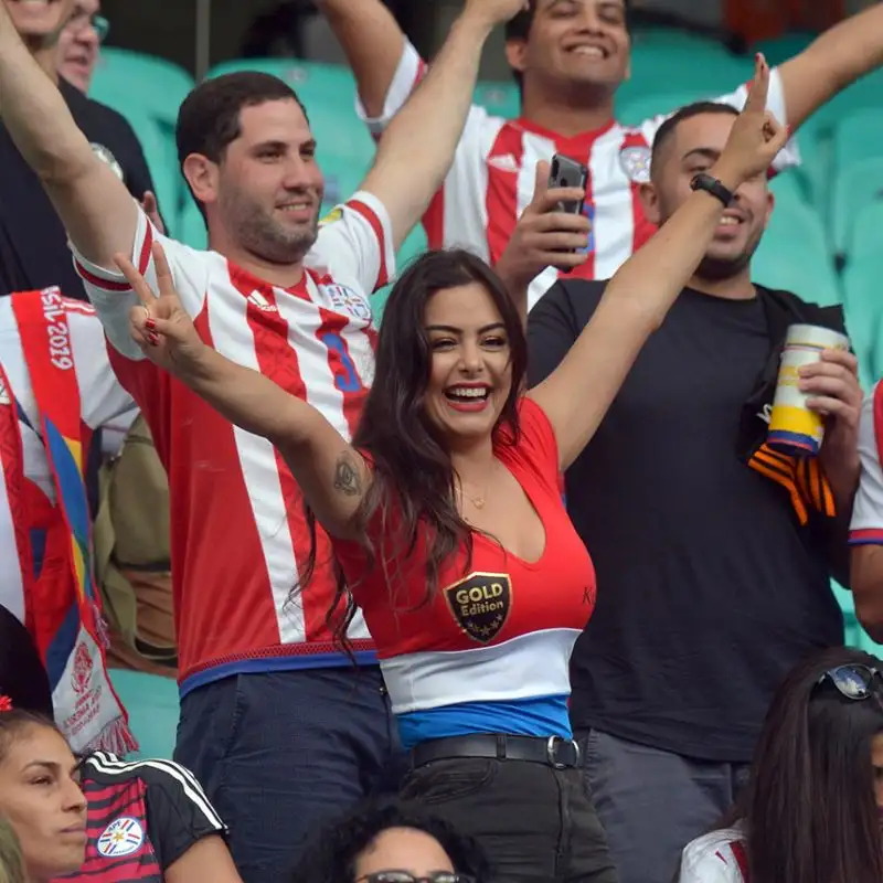 Copa America spettacolare anche sugli spalti: c'è anche la bella showgirl paraguaiana.
