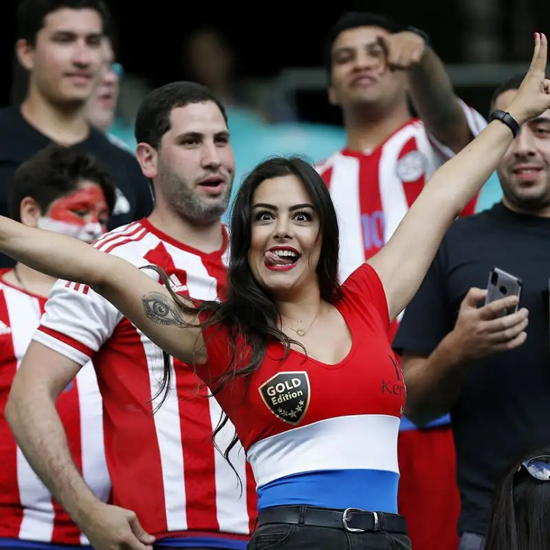 Copa America spettacolare anche sugli spalti: c'è anche la bella showgirl paraguaiana.