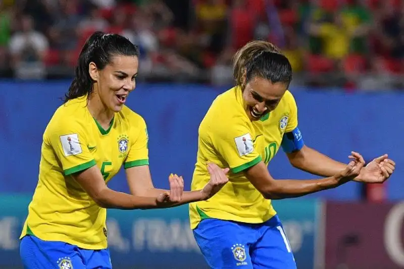 Dopo una buona prestazione solo un rigore della fuoriclasse Marta piega la nostra nazionale che si qualifica comunque come prima nel Girone C,
