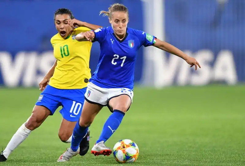 Dopo una buona prestazione solo un rigore della fuoriclasse Marta piega la nostra nazionale che si qualifica comunque come prima nel Girone C,