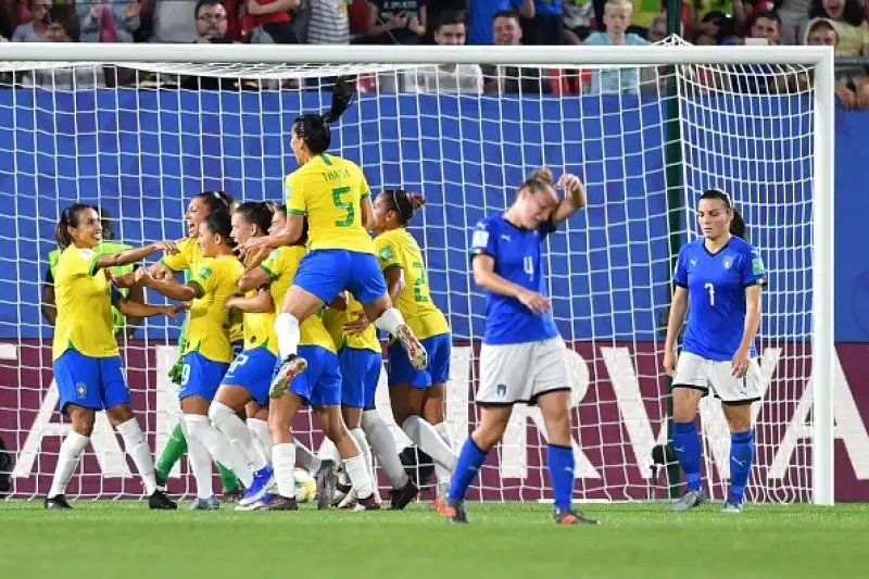Dopo una buona prestazione solo un rigore della fuoriclasse Marta piega la nostra nazionale che si qualifica comunque come prima nel Girone C,